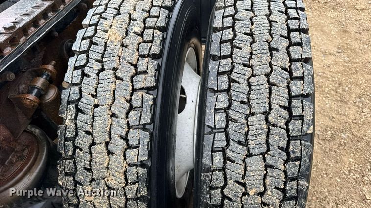 image for item DO2219 2007 International 8600 semi truck