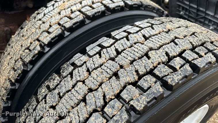 image for item DO2219 2007 International 8600 semi truck