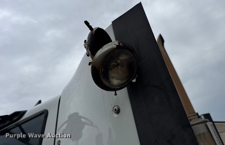 image for item DO2220 2013 International ProStar Plus semi truck