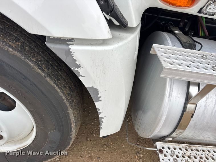 image for item DO2220 2013 International ProStar Plus semi truck