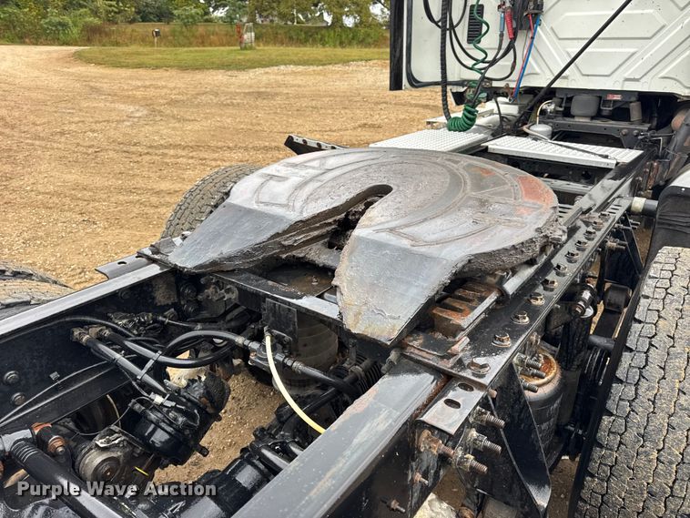 image for item DO2220 2013 International ProStar Plus semi truck