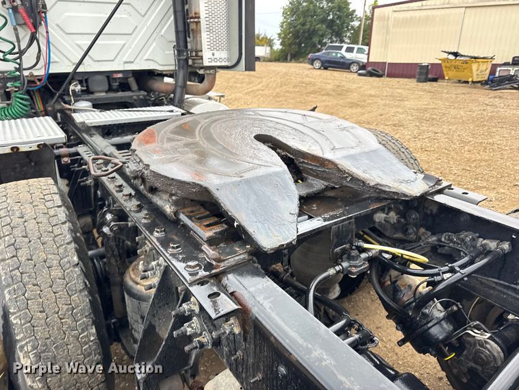 image for item DO2220 2013 International ProStar Plus semi truck