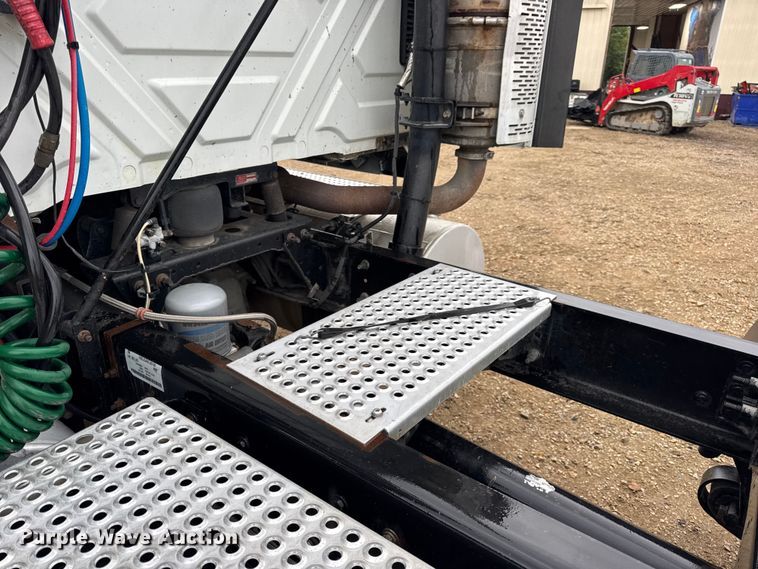 image for item DO2220 2013 International ProStar Plus semi truck