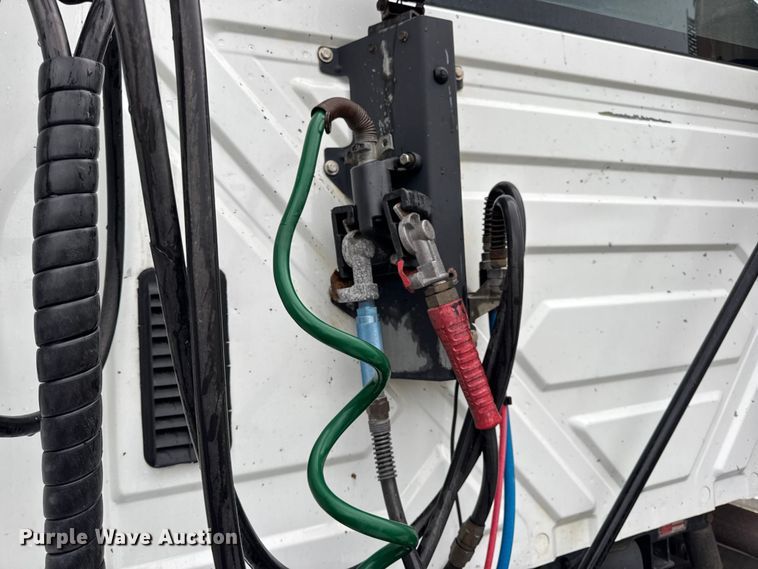 image for item DO2220 2013 International ProStar Plus semi truck