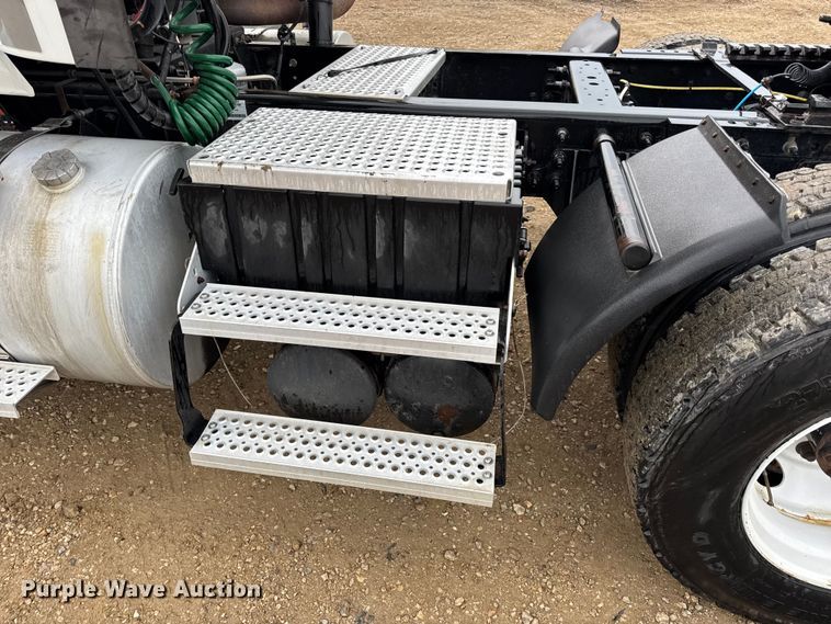 image for item DO2220 2013 International ProStar Plus semi truck