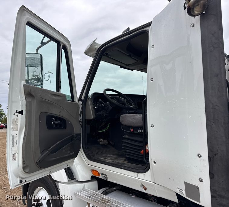 image for item DO2220 2013 International ProStar Plus semi truck