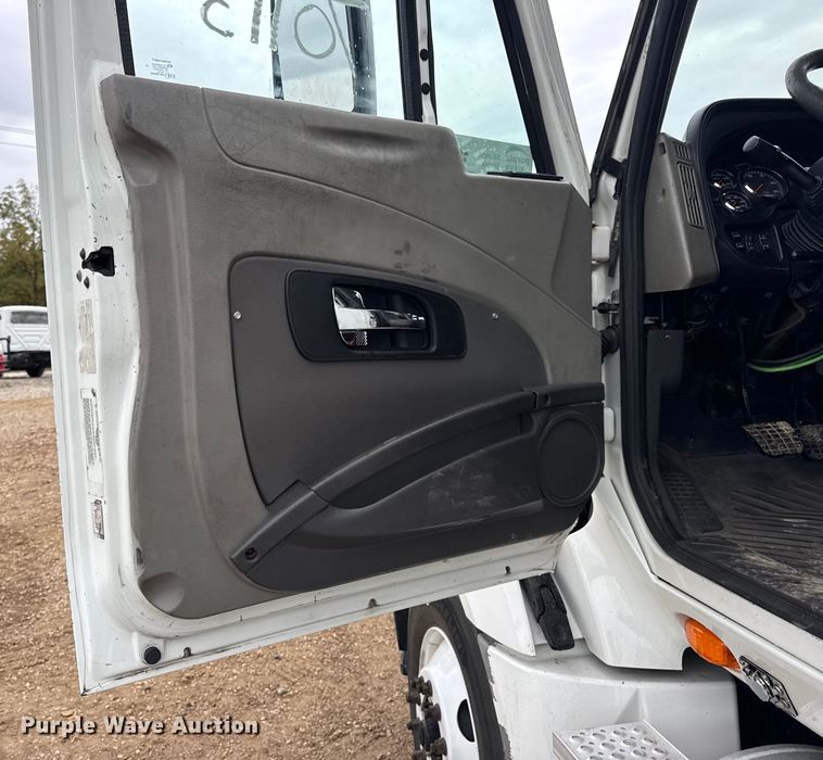 image for item DO2220 2013 International ProStar Plus semi truck