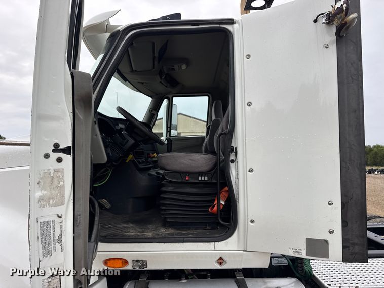 image for item DO2220 2013 International ProStar Plus semi truck