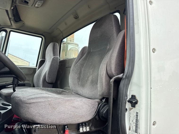 image for item DO2220 2013 International ProStar Plus semi truck