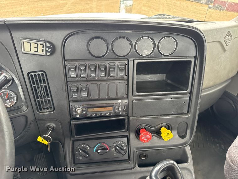 image for item DO2220 2013 International ProStar Plus semi truck