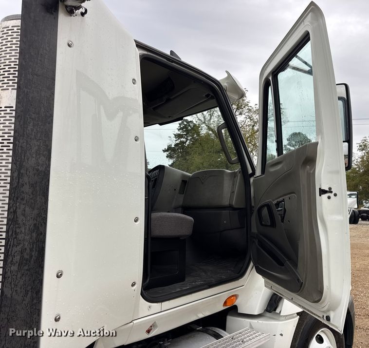 image for item DO2220 2013 International ProStar Plus semi truck