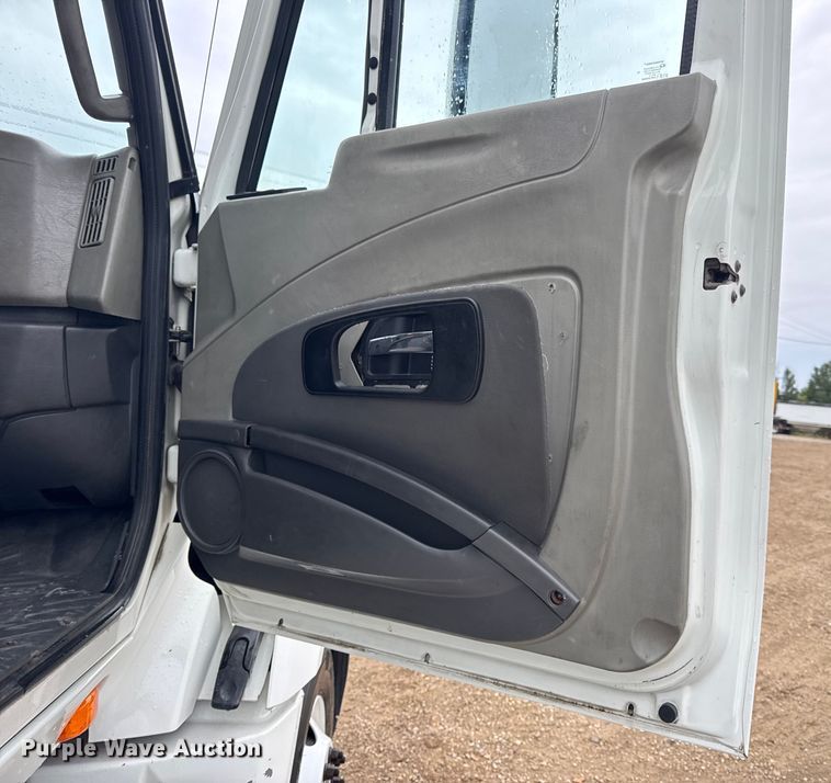 image for item DO2220 2013 International ProStar Plus semi truck