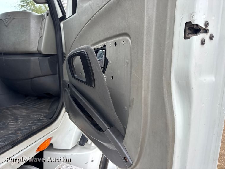 image for item DO2220 2013 International ProStar Plus semi truck