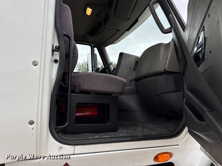 image for item DO2220 2013 International ProStar Plus semi truck