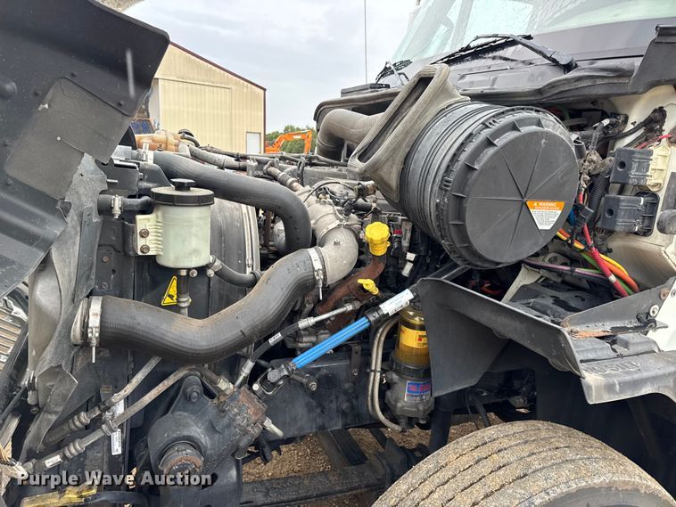 image for item DO2220 2013 International ProStar Plus semi truck