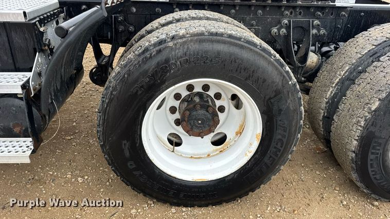 image for item DO2220 2013 International ProStar Plus semi truck