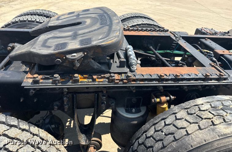 image for item DS3872 2006 International 8600 semi truck