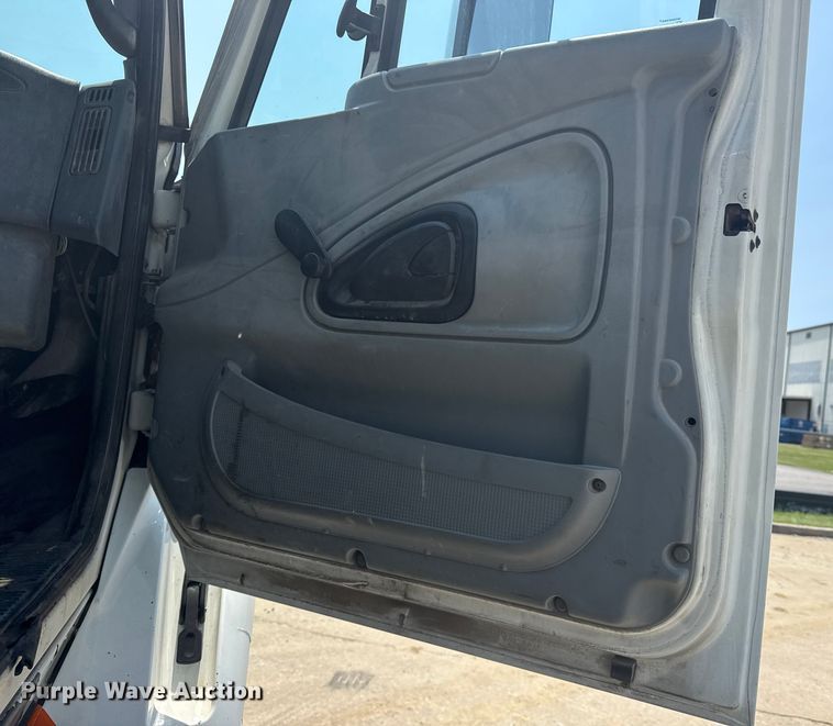 image for item DS3872 2006 International 8600 semi truck