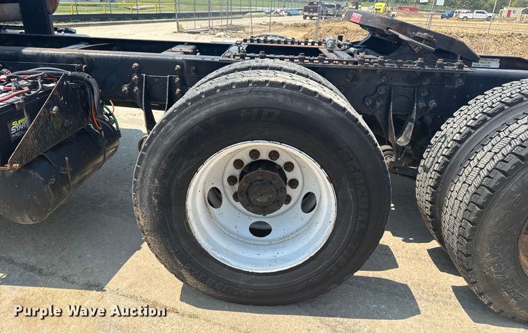 image for item DS3872 2006 International 8600 semi truck