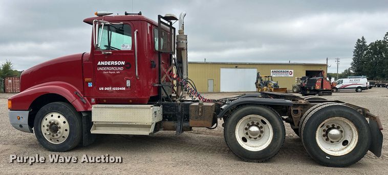 image for item DT6342 1992 International 9400 semi truck