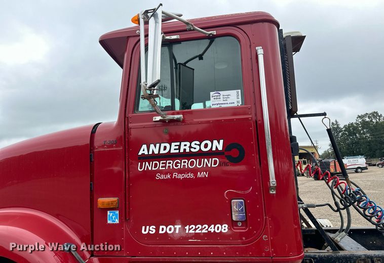 image for item DT6342 1992 International 9400 semi truck