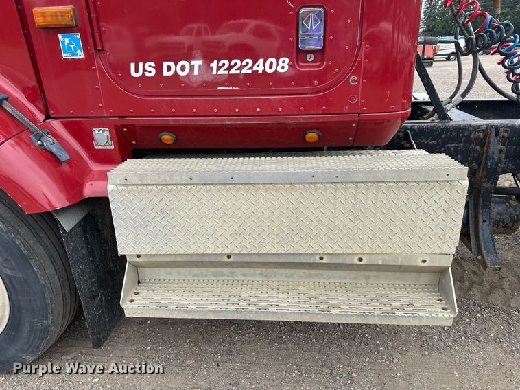 image for item DT6342 1992 International 9400 semi truck