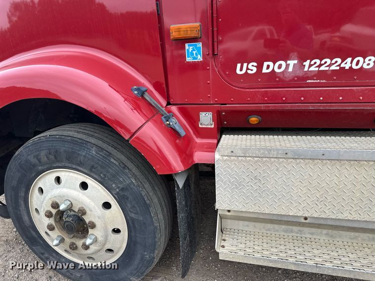 image for item DT6342 1992 International 9400 semi truck