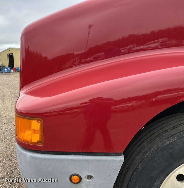 image for item DT6342 1992 International 9400 semi truck