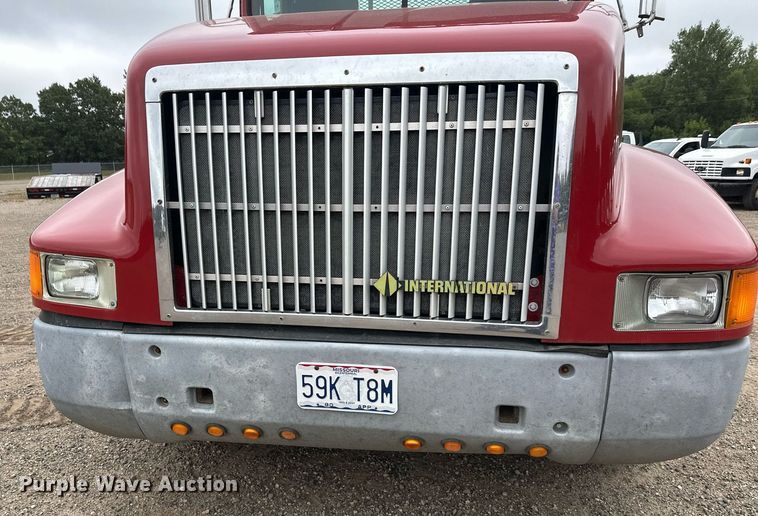 image for item DT6342 1992 International 9400 semi truck