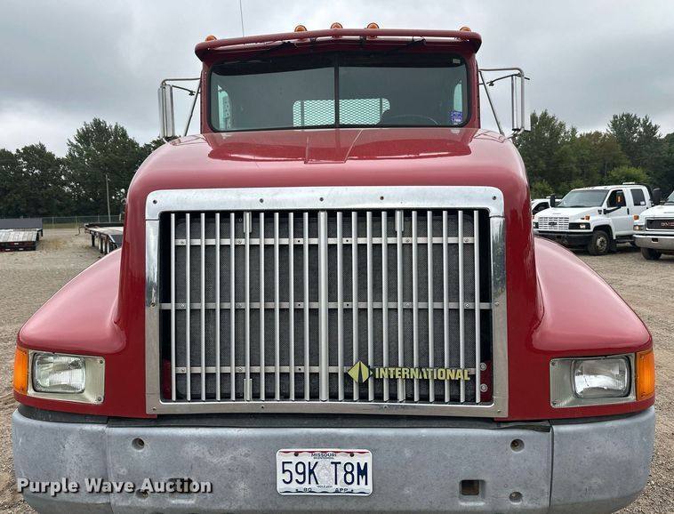 image for item DT6342 1992 International 9400 semi truck