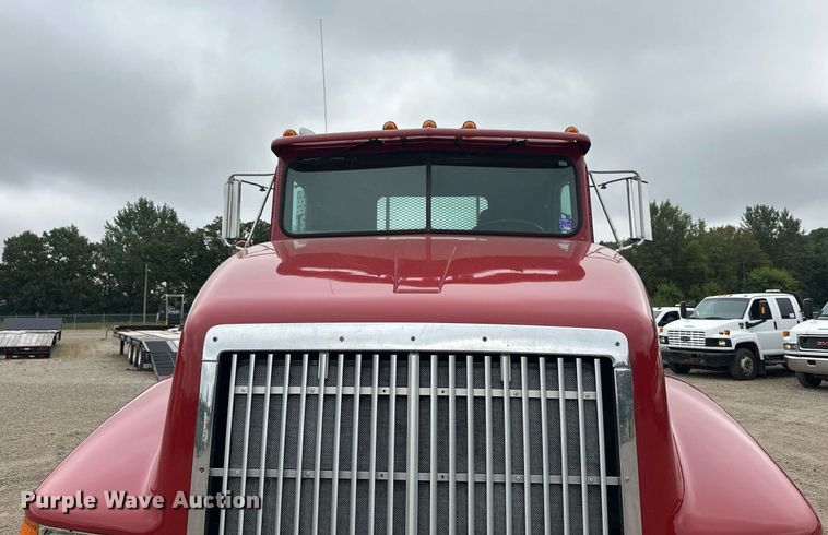 image for item DT6342 1992 International 9400 semi truck