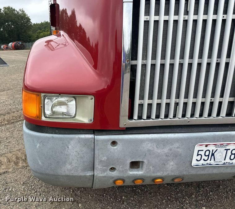 image for item DT6342 1992 International 9400 semi truck