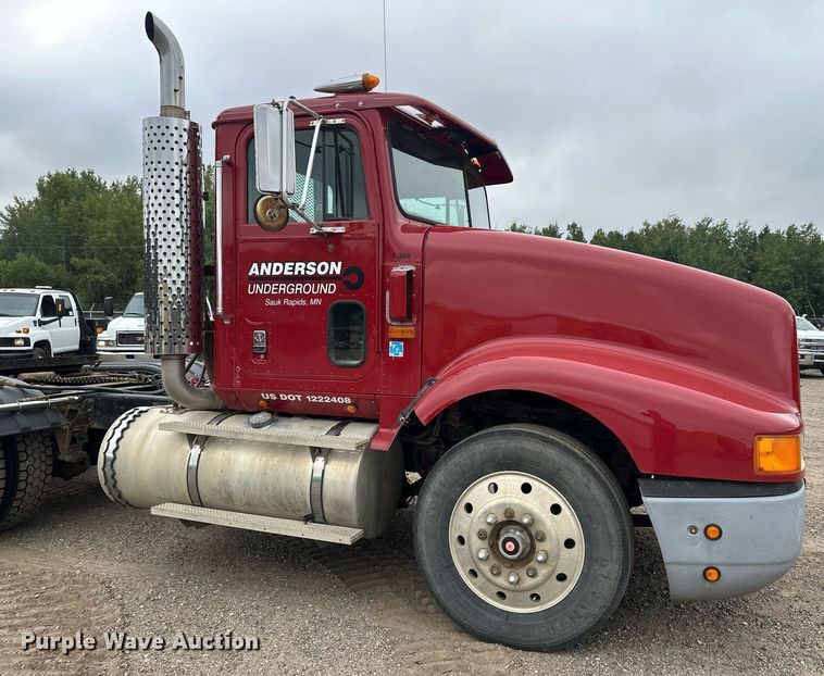 image for item DT6342 1992 International 9400 semi truck