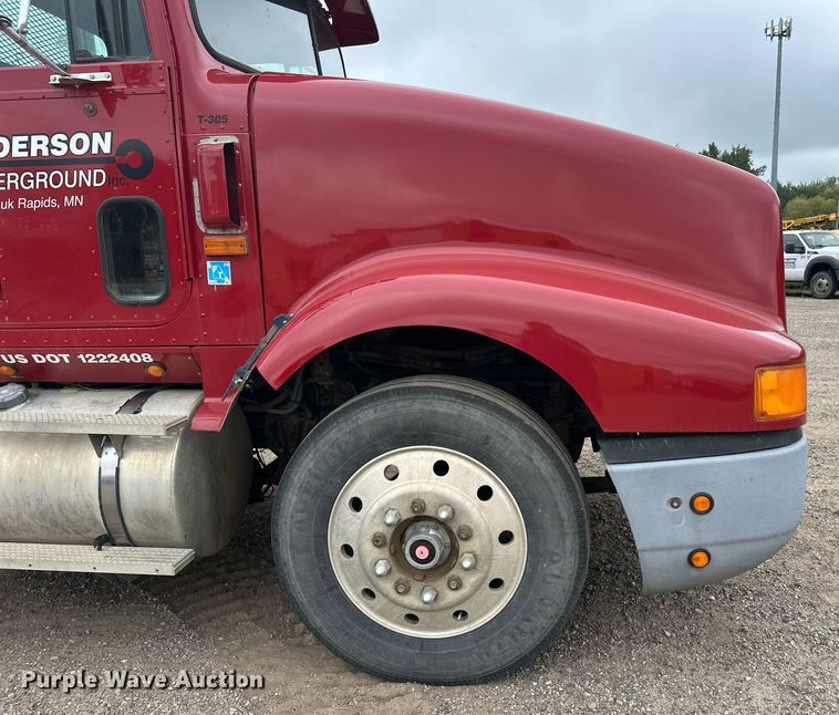 image for item DT6342 1992 International 9400 semi truck