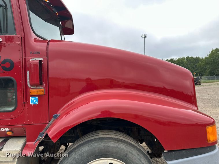 image for item DT6342 1992 International 9400 semi truck