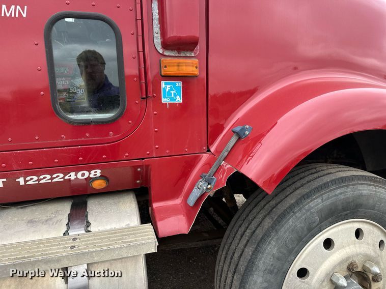 image for item DT6342 1992 International 9400 semi truck