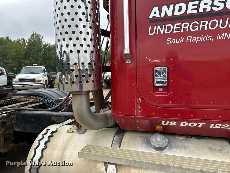 image for item DT6342 1992 International 9400 semi truck