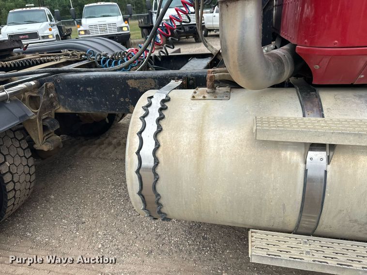 image for item DT6342 1992 International 9400 semi truck