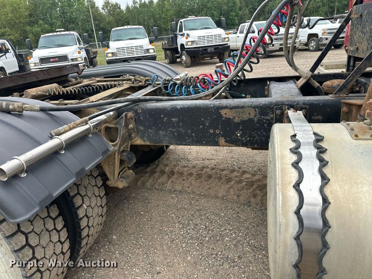 image for item DT6342 1992 International 9400 semi truck