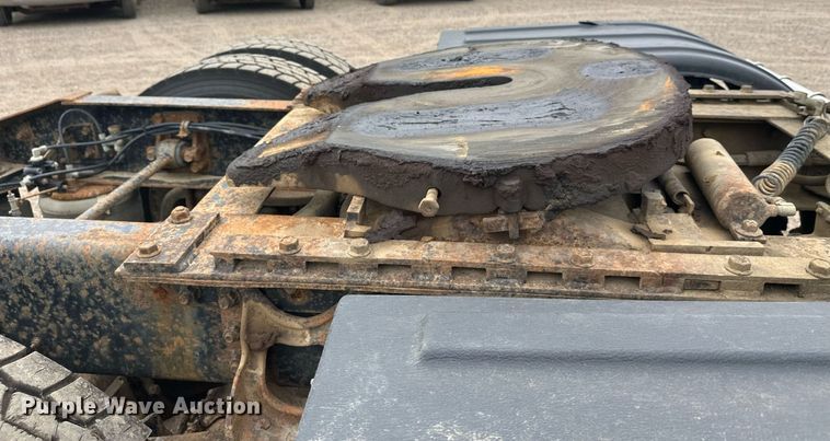 image for item DT6342 1992 International 9400 semi truck