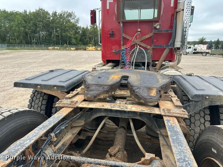 image for item DT6342 1992 International 9400 semi truck