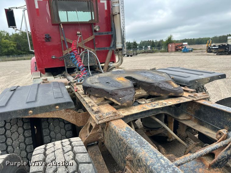 image for item DT6342 1992 International 9400 semi truck