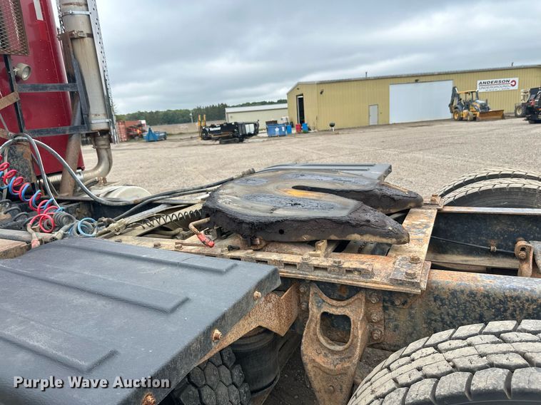 image for item DT6342 1992 International 9400 semi truck