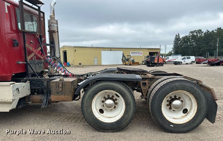 image for item DT6342 1992 International 9400 semi truck