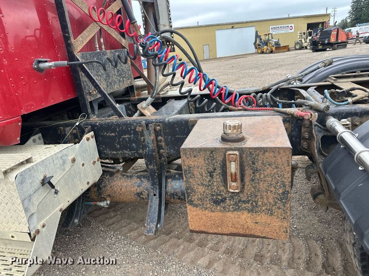 image for item DT6342 1992 International 9400 semi truck