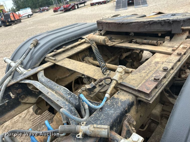 image for item DT6342 1992 International 9400 semi truck