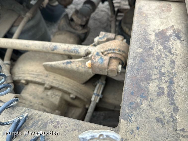 image for item DT6342 1992 International 9400 semi truck