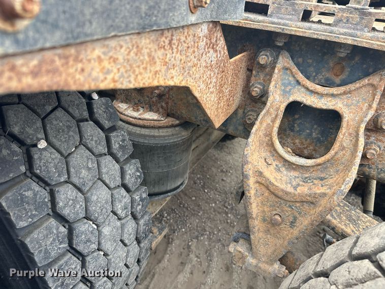 image for item DT6342 1992 International 9400 semi truck