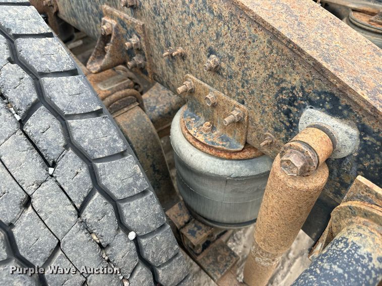 image for item DT6342 1992 International 9400 semi truck