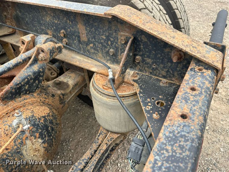 image for item DT6342 1992 International 9400 semi truck